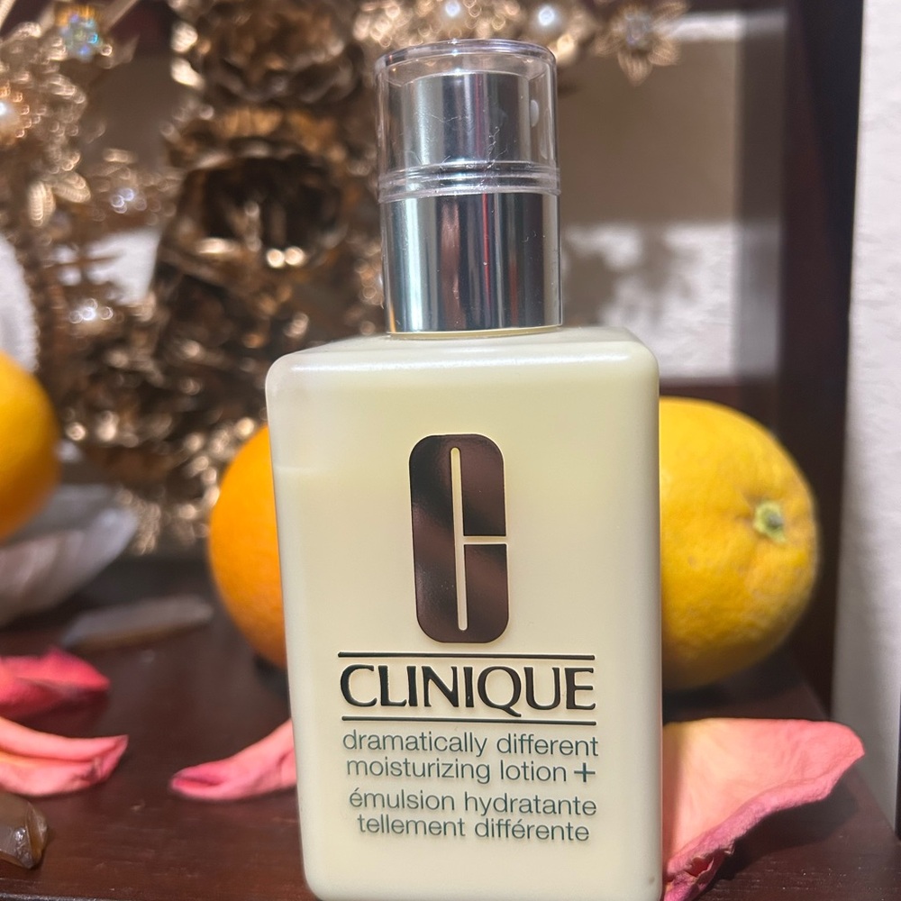 Clinique Dramatically Different Moisturizing Lotion - Light Yellow